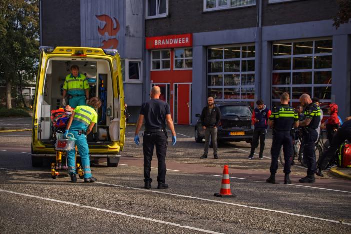 Scooter aangereden voor brandweerkazerne