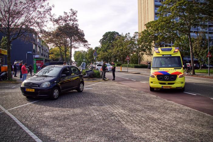 Scooter aangereden voor brandweerkazerne