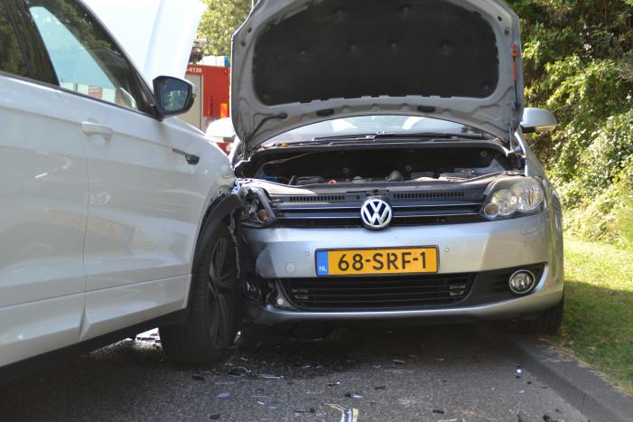 Veel schade na frontale aanrijding tussen twee auto's
