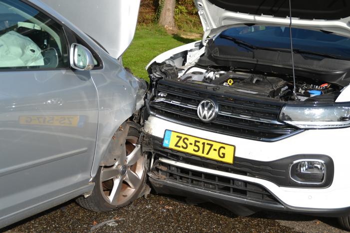 Veel schade na frontale aanrijding tussen twee auto's