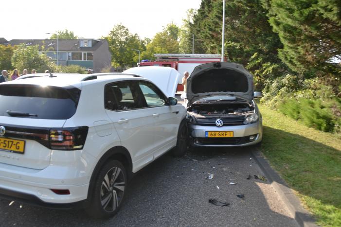 Veel schade na frontale aanrijding tussen twee auto's