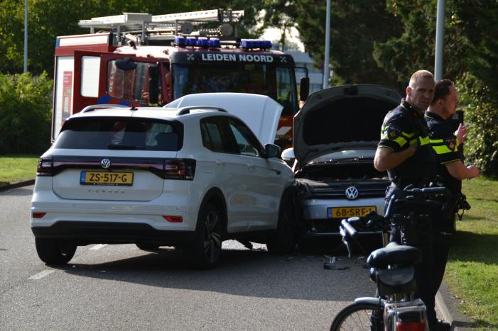 Veel schade na frontale aanrijding tussen twee auto's