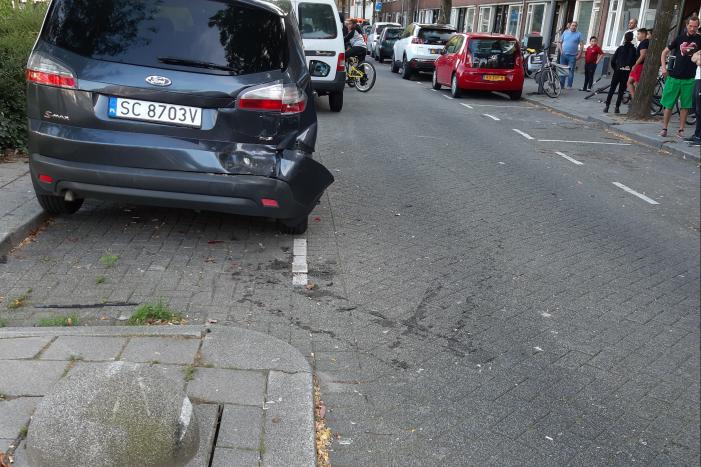 Bestelwagen vliegt uit de bocht en knalt op geparkeerde auto