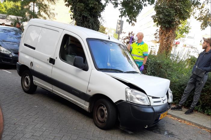 Bestelwagen vliegt uit de bocht en knalt op geparkeerde auto