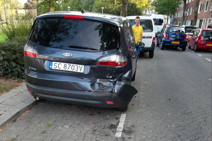 Bestelwagen vliegt uit de bocht en knalt op geparkeerde auto