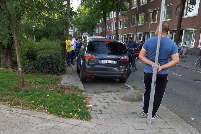 Bestelwagen vliegt uit de bocht en knalt op geparkeerde auto