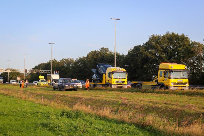 Snelweg enige tijd afgesloten door ongeval met forse schade