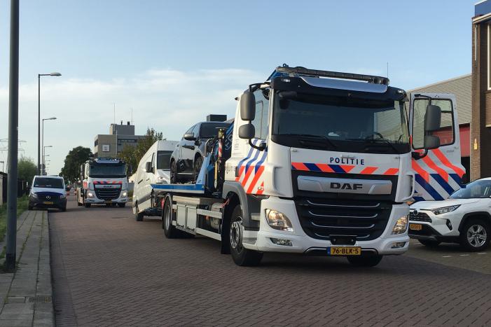 Politie neemt meerdere voertuigen in beslag