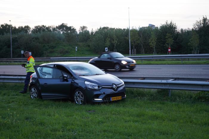 Persoon verliest macht over het stuur en belandt in de berm