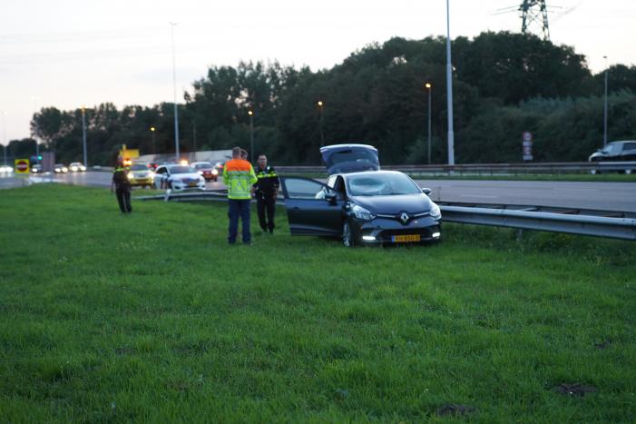 Persoon verliest macht over het stuur en belandt in de berm