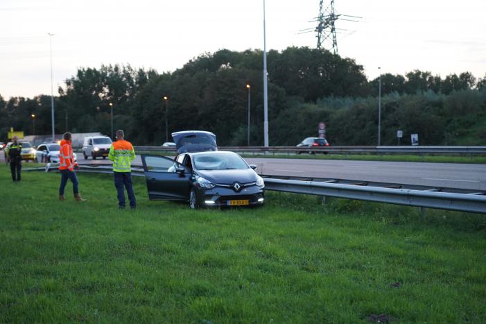 Persoon verliest macht over het stuur en belandt in de berm