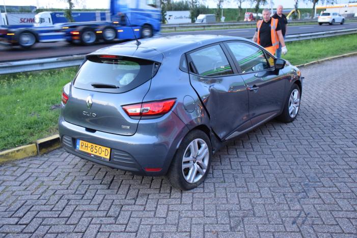 Persoon verliest macht over het stuur en belandt in de berm