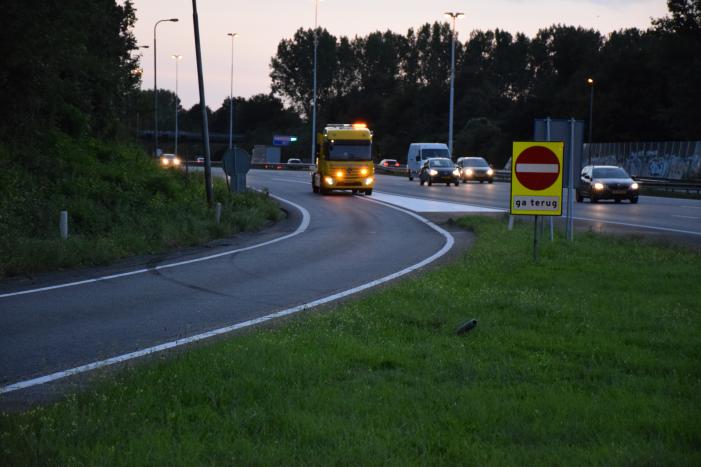 Persoon verliest macht over het stuur en belandt in de berm