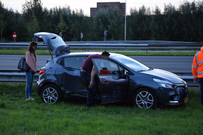 Persoon verliest macht over het stuur en belandt in de berm