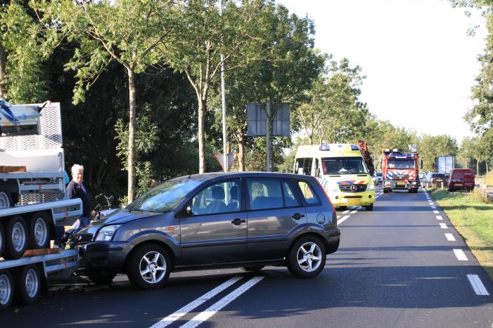 Automobilist botst frontaal op stilstaande aanhanger