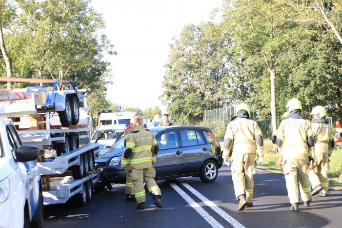 Automobilist botst frontaal op stilstaande aanhanger