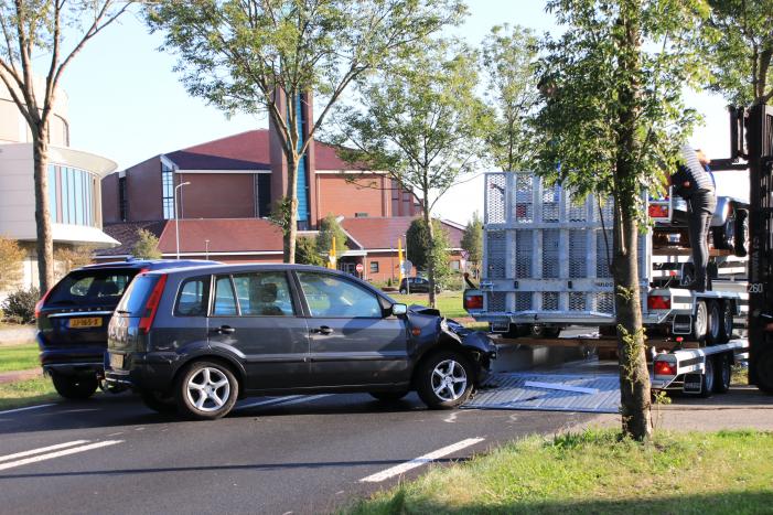 Automobilist botst frontaal op stilstaande aanhanger