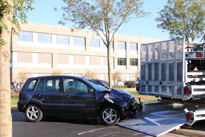 Automobilist botst frontaal op stilstaande aanhanger