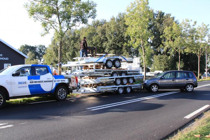 Automobilist botst frontaal op stilstaande aanhanger