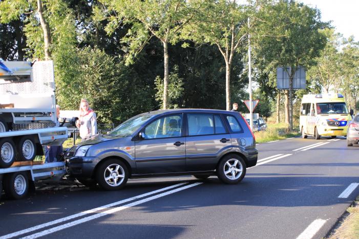 Automobilist botst frontaal op stilstaande aanhanger