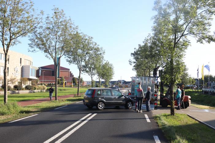 Automobilist botst frontaal op stilstaande aanhanger