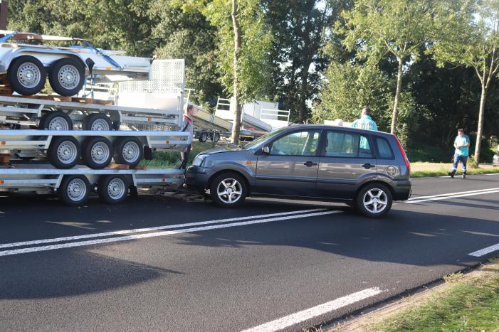 Automobilist botst frontaal op stilstaande aanhanger