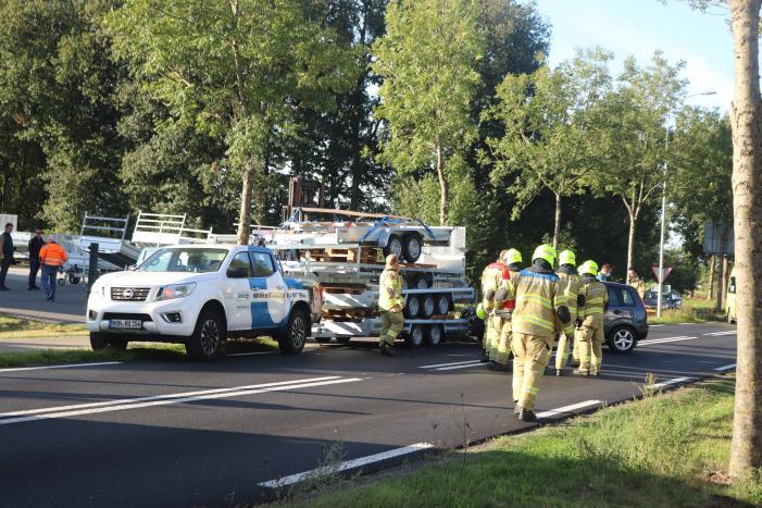Automobilist botst frontaal op stilstaande aanhanger