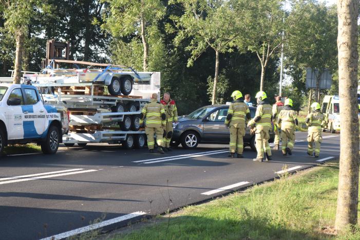 Automobilist botst frontaal op stilstaande aanhanger