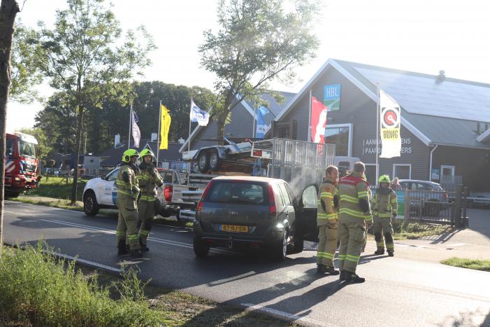 Automobilist botst frontaal op stilstaande aanhanger