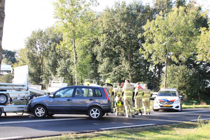 Automobilist botst frontaal op stilstaande aanhanger