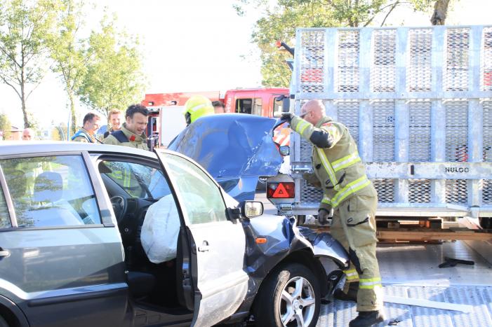 Automobilist botst frontaal op stilstaande aanhanger