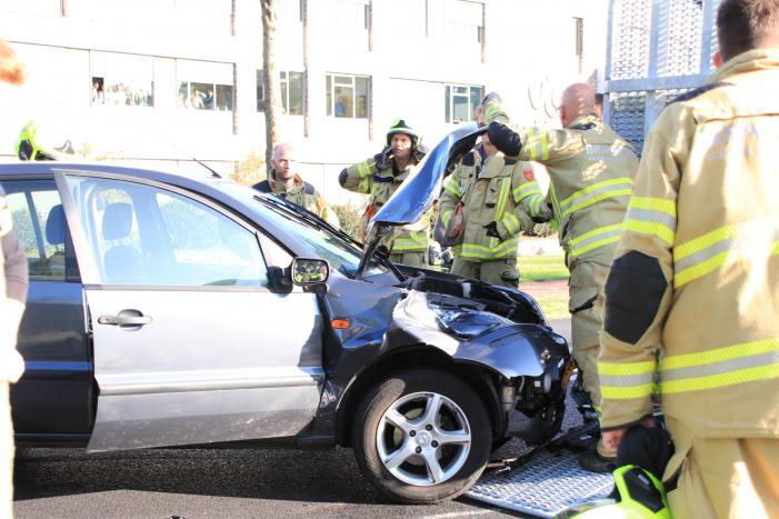Automobilist botst frontaal op stilstaande aanhanger