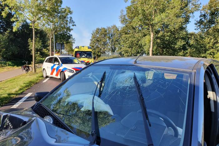 Automobilist botst frontaal op stilstaande aanhanger