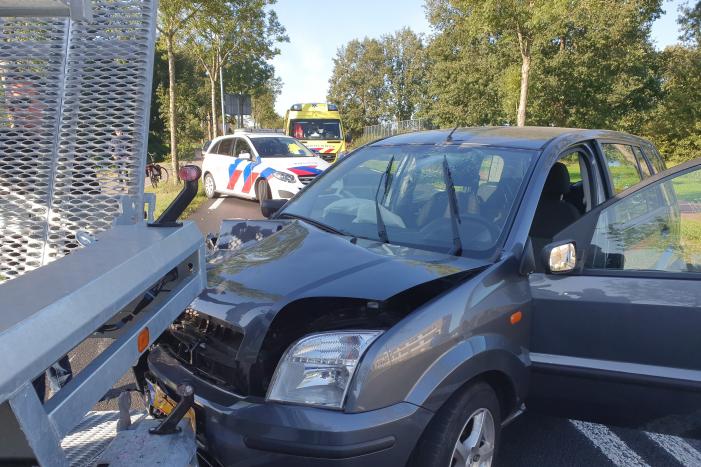 Automobilist botst frontaal op stilstaande aanhanger