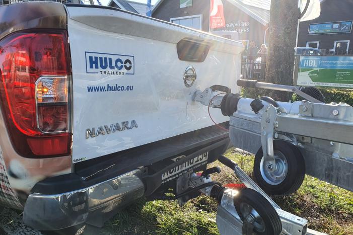 Automobilist botst frontaal op stilstaande aanhanger