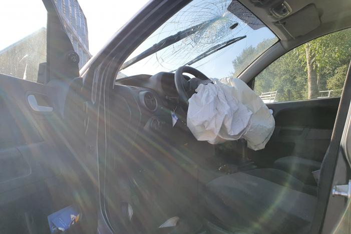 Automobilist botst frontaal op stilstaande aanhanger