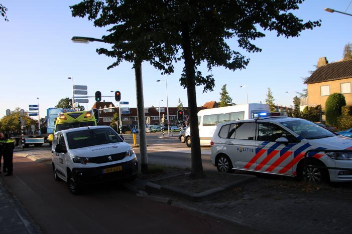 Fietser aangereden door bestelbus