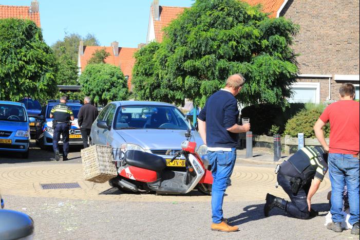 Vrouw op scooter aangereden door auto