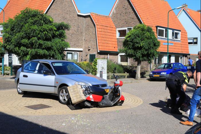 Vrouw op scooter aangereden door auto