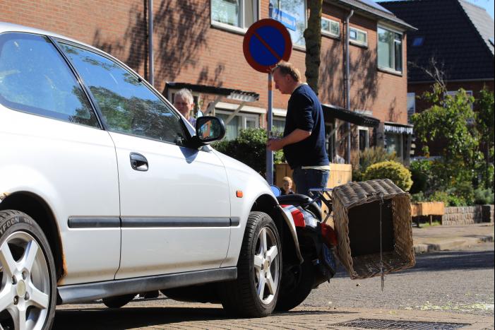 Vrouw op scooter aangereden door auto