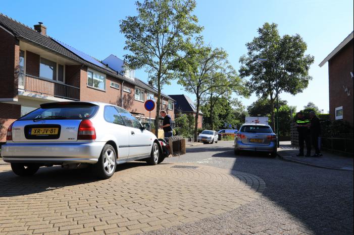 Vrouw op scooter aangereden door auto
