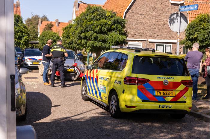 Vrouw op scooter aangereden door auto