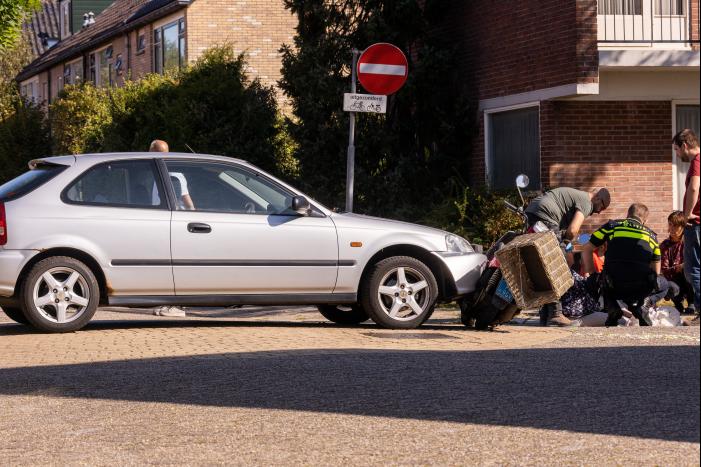 Vrouw op scooter aangereden door auto