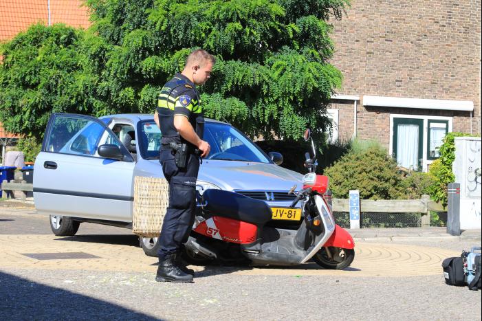 Vrouw op scooter aangereden door auto
