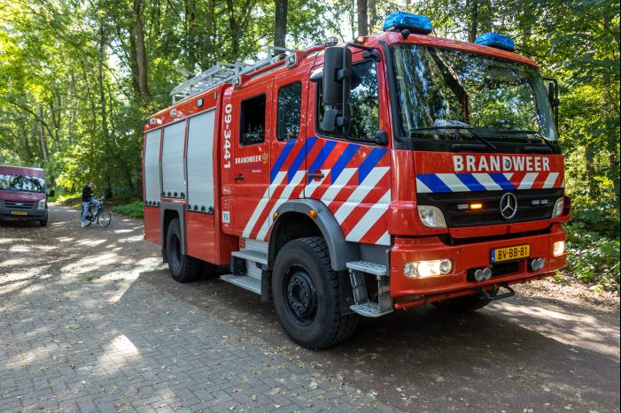 Brandweer blust brand met pionnen
