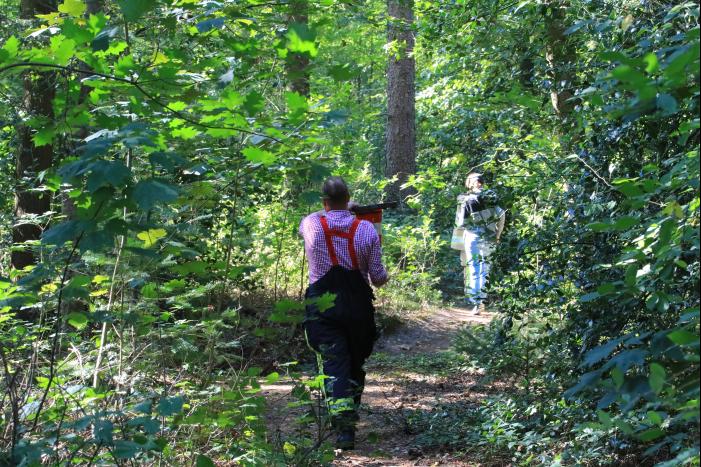 Brandweer blust brand met pionnen