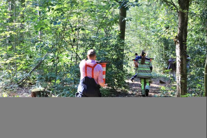 Brandweer blust brand met pionnen