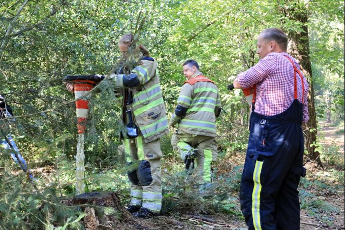 Brandweer blust brand met pionnen