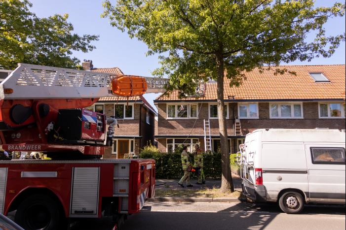 Verfbrander zet dak in brand