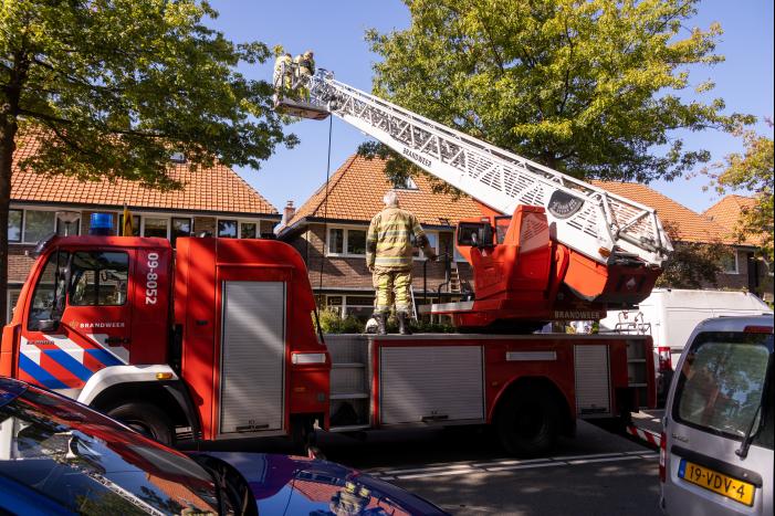 Verfbrander zet dak in brand